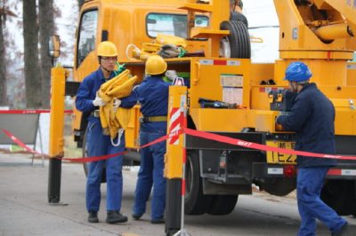 在慈城鎮彭山變五星線60號桿帶電新裝智能開關1臺