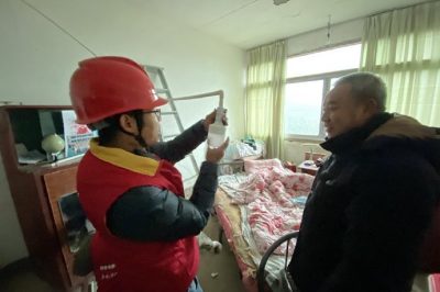 為山區孤寡老人、低保戶檢查家中用電線路，并現場講解安全用電知識