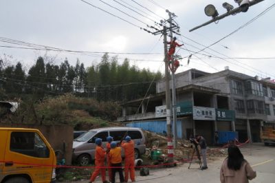 開展10千伏墩頭線電力聯絡線的立桿、放線和智能開關搭接施工
