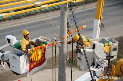 開展首次10千伏帶負荷直線電桿改耐張桿并加裝柱上開關作業