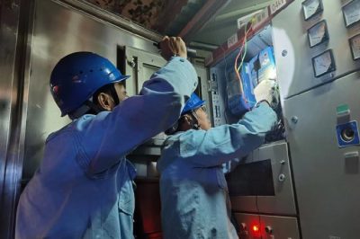 對星河東四路公用箱變等電量損耗較高的臺區進行隱患整治排查