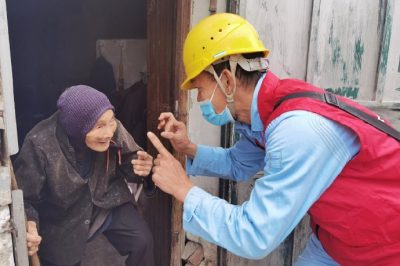 為百歲老人家里檢查用電線路、跟換插座及打掃衛生