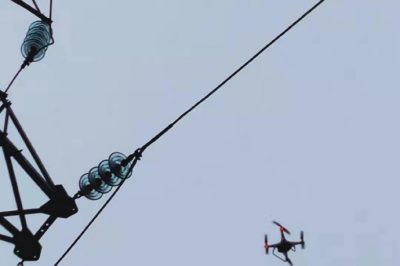 操控無人機，對35千伏潯東線進行巡視