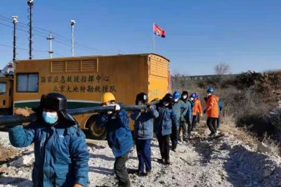 對鉆孔上方10千伏線路進行切改，敷設300米電纜