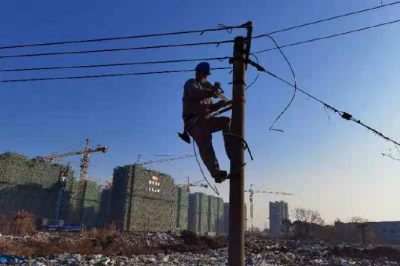 對400伏府里莊臺區設備線路進行“搬家”