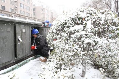 不畏風雪忙搶修 保障寒冬“暖心電”