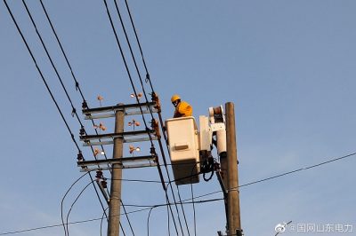 在10千伏前宋線42號桿帶電接引流導線