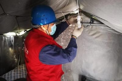 共產黨員服務隊為縣城小區疫情值班點接上臨時電源