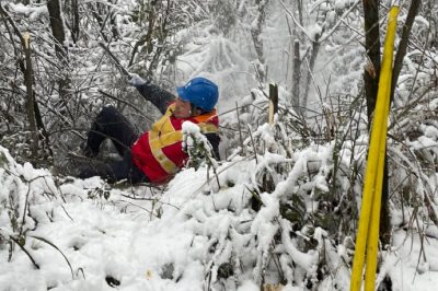 國網重慶綦南供電公司南桐供電所工作人員對10千伏林行線天生橋臺區開展雪后特巡