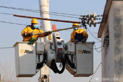 帶電斷接十二廟臺區的引流線，更換老化的跌落開關