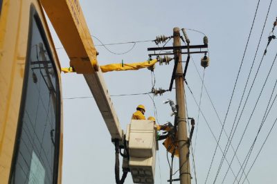 ?帶電作業人員在10千伏昌山線崇龍服裝廠支線36號桿處帶電更換跌落式熔斷器