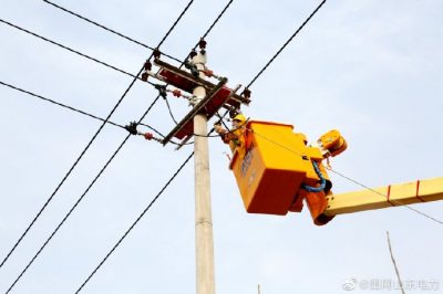 為10千伏邢王線白鶴觀支線17號桿新上300千伏安春灌配變實施帶電接火作業