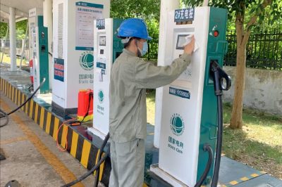 國網仙桃市供電公司給充電樁“消毒”