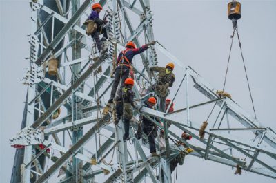 溫嶠鎮上珙村附近開展配網補強工程