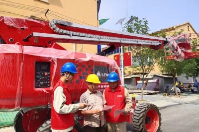 老舊小區(qū)改造現(xiàn)場(chǎng) 面對(duì)面宣傳電力設(shè)施保護(hù)知識(shí)