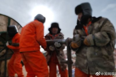 750千伏送出工程仍在嚴(yán)寒中進行跨越架線施工作業(yè)